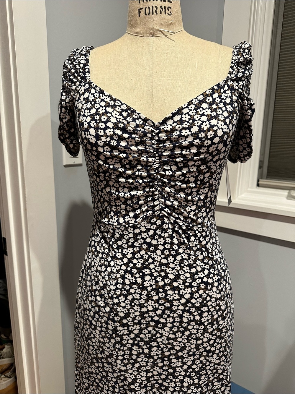 Melrose & Market Ditsy Floral Ruched Midi Dress Medium
